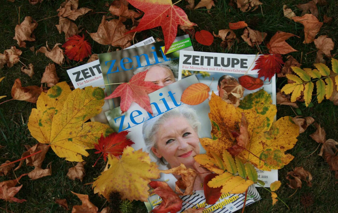 Zeitschriften Zenit und Zeitlupe unter farbigen Herbstblättern