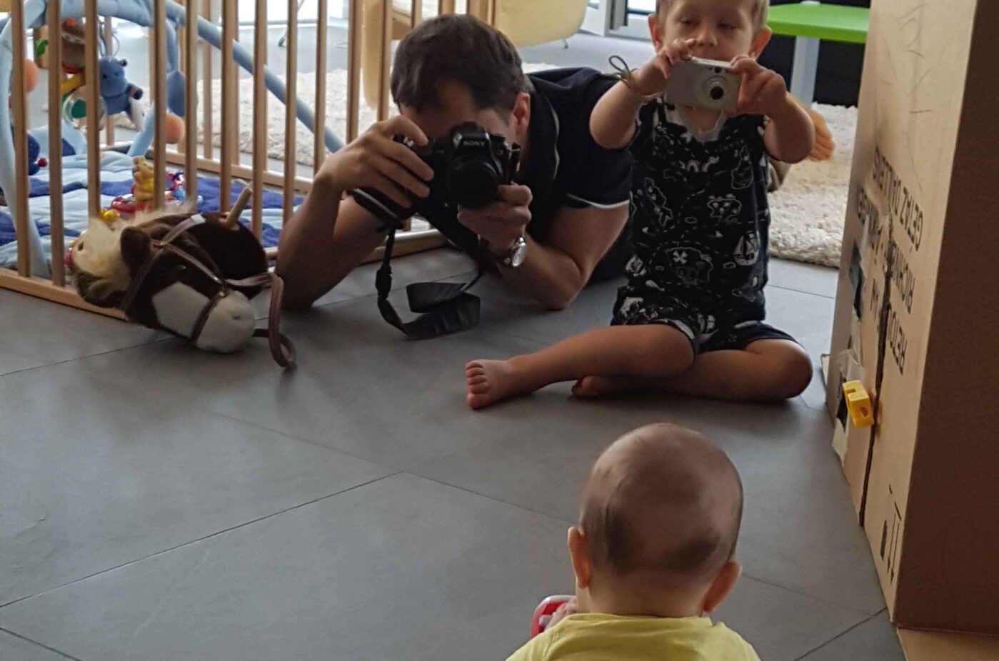 Ein Vater und zwei Kinder mit Kamera